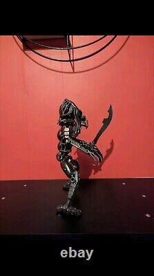 Art en métal de ferraille Prédateur en acier avec sculpture d'épée