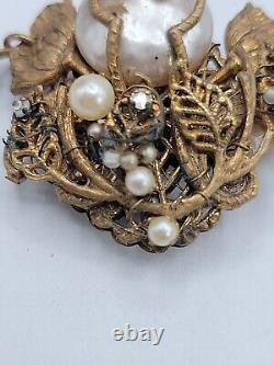 Broche de perle baroque Miriam Haskell avec motif floral en filigrane en métal ton or signée.