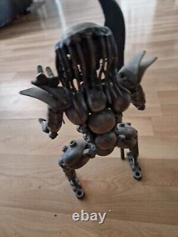 Figure de sculpture d'art en boulons, vis et chaînes en métal de récupération du prédateur