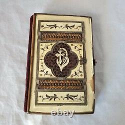 Livre de prières en ivoire richement doré du XIXe siècle avec croix, fermoir et incroyable travail du métal rare.