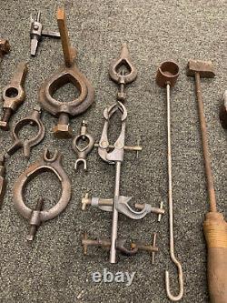 Lot d'outils de travail du métal : serre-joints, outils de formage, chiens d'entraînement