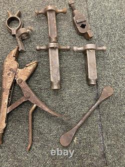 Lot d'outils de travail du métal : serre-joints, outils de formage, chiens d'entraînement