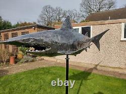 Sculpture en métal d'un requin-tigre