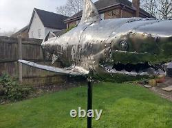 Sculpture en métal d'un requin-tigre