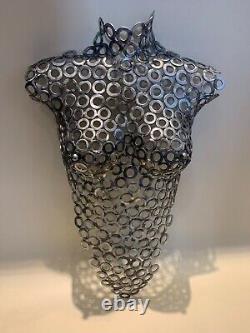 Torso féminin en métal fait main de taille réelle avec des rondelles d'acier polies