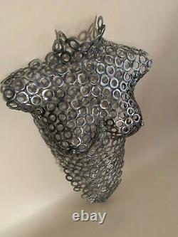 Torso féminin en métal fait main de taille réelle avec des rondelles d'acier polies