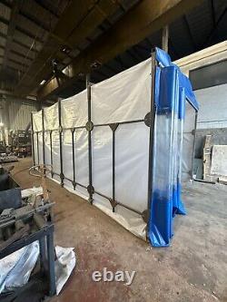 Tour à métaux avec rideaux rétractables pour cabine de pulvérisation de 2,4m de hauteur sur 3m de longueur et 3m de largeur.