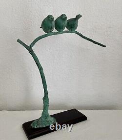 Toyo Corée Bronze Sculpture De 3 Oiseaux Sur Une Branche Sur La Base Bois 17,5 Haute