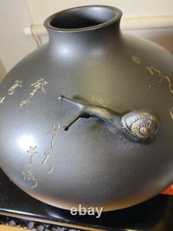 Vase en bronze en forme d'escargot de 8,2 pouces de haut, œuvre d'art en métal signée 'mamine' japonaise.