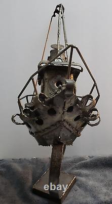 Vieux Jeff Kurek Sculpture Soudée Vieux Tug Dans Les Mers Lourdes